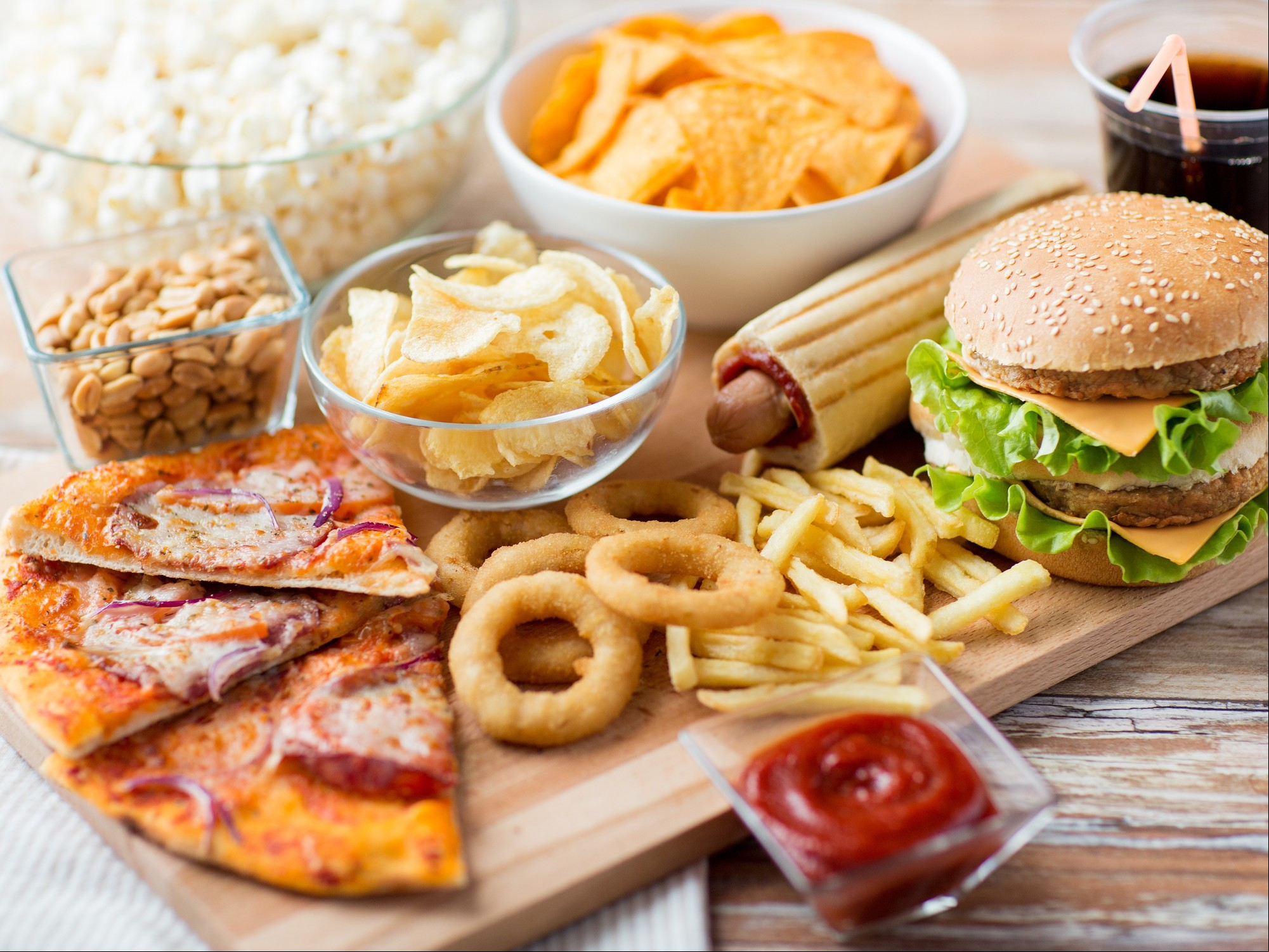 Los alimentos procesados y la comida chatarra suelen contener fósforo agregado para espesar y mejorar el sabor./ Foto: Shutterstock.
