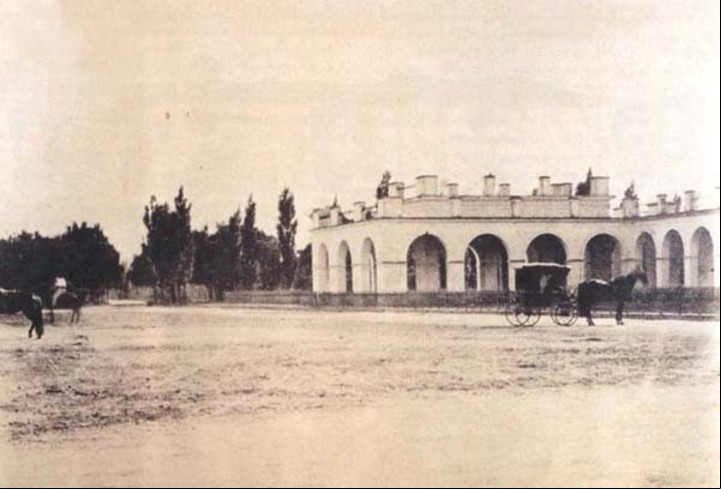 Juan Manuel de Rosas. La gran casona de Palermo que compró en 1836 y donde vivió con su hija Manuelita tenía 78 x 76 metros. Fue dinamitada en 1899.