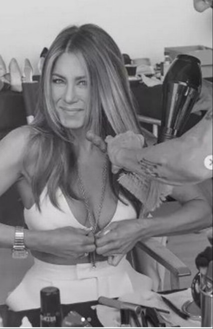 Jennifer Anistón se mostró en la redes sociales mientras su peluquero la arreglaba.