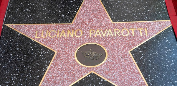 Hollywood coloca una estrella de Pavarotti 15 años después de su muerte