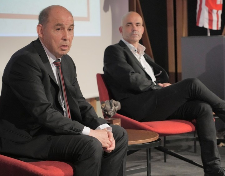 Ricardo Bochini y Eduardo Sacheri en el Festival de Literatura Letrak Eta Futbola (Letras y fútbol) 2022. Foto: Athletic Club de Bilbao