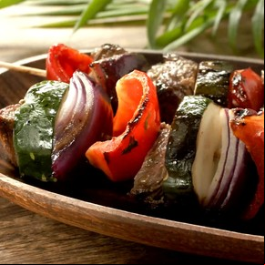 Brochette de carne y verduras