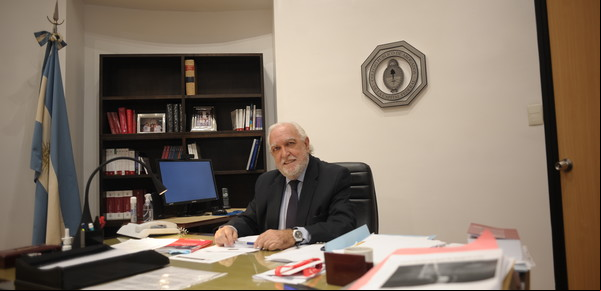 Ahora la AFIP denunció a Gil Lavedra y otros abogados que impulsaron causas por evasión impositiva contra empresarios K