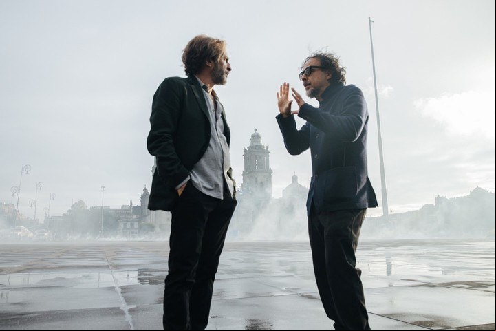 El director Alejandro González Iñárritu marca una escena en el rodaje de "Bardo" a Daniel Giménez Cacho ("Zama").
