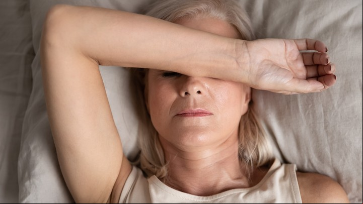 Los sudores nocturnos en la menopausia, señal de cambios hormonales. Foto: Shutterstock.