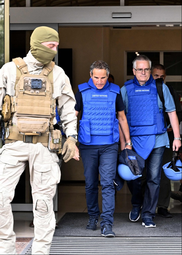 Rafael Grossi durante su visita a Zapoiriya.