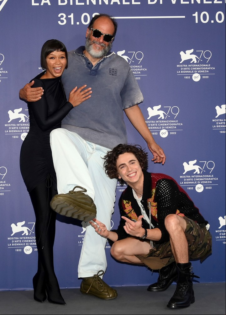 Taylor Russell, el italiano Luca Guadagnino y Timothée Chalamet en la presentación a la prensa de "Hasta los huesos", en Venecia 2022. Foto EFE