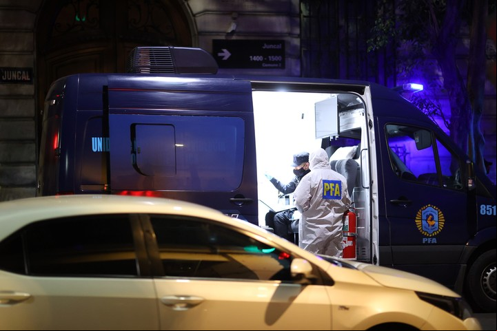 Personal de unidades de Investigación de la Policía Federal hacen presencia en el domicilio de la vicepresidenta argentina, Cristina Fernández de Kirchner, luego de que se presentara un intento de atentado contra su vida.