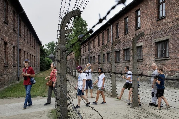 Visitantes en el Museo y Memorial de Auschwitz-Birkenau en 2019. Eichmann dijo en las cintas que “no le importaba” si los judíos que enviaba a Auschwitz vivían o morían. Foto Maciek Nabrdalik para The New York Times/ NYT
