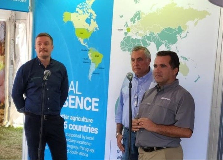 Ricardo Yapur (en el centro de la imagen), repasó la historia de 45 años de Rizobacter, en un acto realizado este miércoles en el Farm Progress Show, la exposición agropecuaria más importante de Estados Unidos, donde se presentó el posicionamiento de la empresa argentina en el mercado de los fiosanitarios biológicos. (Foto: Grupo Bioceres)