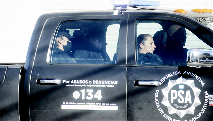 Traslado de Brenda Uliarte a los tribunales federales de Comodoro Py, donde este martes a la noche prestó declaración indagatoria. Foto Juan Manuel Foglia