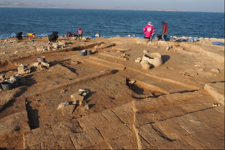 En Damasco, el descenso de las aguas de los ríos Tigris y Éufrates en Irak y Siria, a causa de los cambios ambientales, deja al descubierto tesoros arqueológicos que se desconocían.
DAMASCO, 06/09/2022.- El descenso de las aguas de ríos y embalses ha dejado al descubierto tesoros arqueológicos en las cuencas de los ríos Tigris y Éufrates a su paso por Irak y Siria, cuna de varias de las civilizaciones más antiguas del mundo y escenario en los últimos años de una persistente sequía. Al igual que en otras partes del mundo, donde la bajada del nivel de ríos y embalses ha dejado al descubierto pueblos íberos en España, estatuas budistas en China o huellas de dinosaurios en EE.UU, en la zona de Mesopotamia, una de las más afectadas por el cambio climático y la sequía están reapareciendo tesoros arqueológicos inesperados. El descenso del caudal del Éufrates ha destapado en el norte de Siria varios sitios arqueológicos, incluidos algunos cementerios, pertenecientes a periodos históricos que se remontan hasta hace 11 milenios y que estaban sumergidos bajo las aguas del embalse de Al Asad, construido a principios de la década de 1970. EFE/Dirección de Antigüedades de Dohuk
