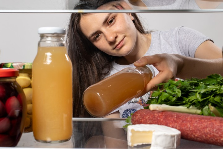 Aconsejan consumir los alimentos frescos y no dejarlos reposar en jugos en la heladra. Foto Shutterstock.