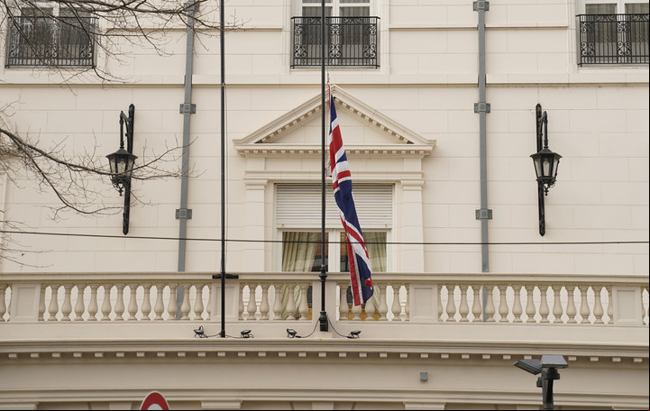 Bandera del Reino Unido a media asta en embajada británica por muerte Reina Isabel. Foto Fernando de la Orden.