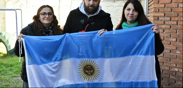 Vieron que en las escuelas y las plazas no había banderas argentinas y empezaron a conseguirlas y donarlas