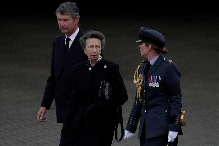 La Princesa Ana acompañó el féretro de la Reina Isabel II.