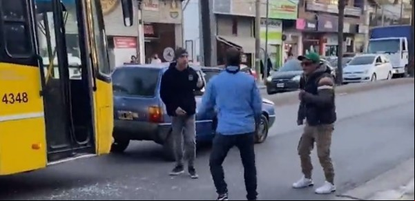 Video: brutal pelea entre un colectivero y dos automovilistas por una discusión de tránsito en Don Torcuato