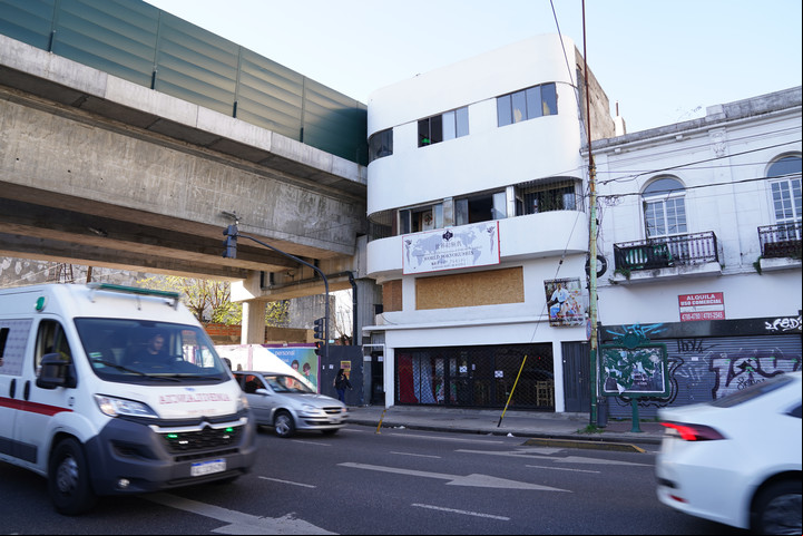 Hacía cuatro años que el edificio de Corrientes 6091 estaba vacío. Foto Juano Tesone