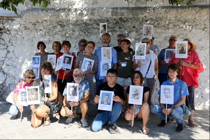 Familiares de fusilados en el paredón del Cementerio parroquial de Colmenar Viejo. Foto Cézaro de Luca