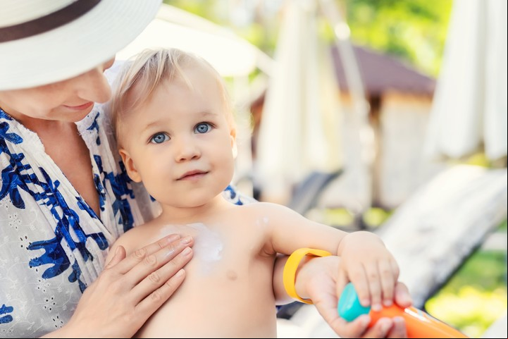 Usar gorros, cremas y ropa al exponerse al sol, y proteger especialmente a los chicos. Foto Shutterstock.