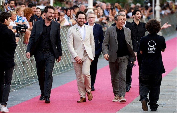 En San Sebastián, Santiago Mitre, Peter Lanzani y Ricardo Darín llegan al Kursaal, para la proyección de "Argentina 1985". Foto Reuters