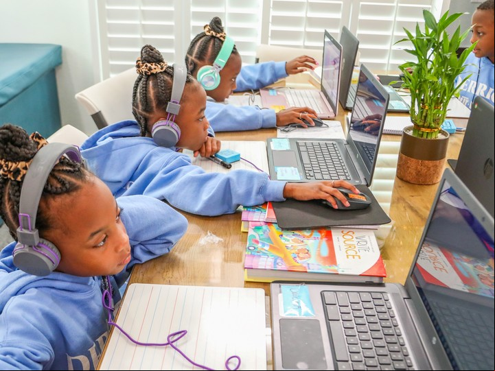 Los 14 niños y niñas tienen su propia vida social. Foto prensa TLC.
