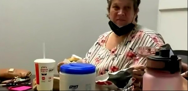 Compró un combo de KFC y halló una sorpresa debajo de su sándwich