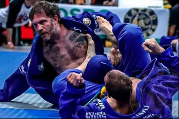 El actor Tom Hardy se presentó de sorpresa en un torneo de artes marciales y lo ganó