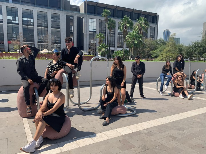 Un grupo de jóvenes asiste a la inauguración de la exposición Entidades Urbanas en el Museo del Noreste (Mune), en la ciudad de Monterrey, Nuevo León (México), 21 de septiembre de 2022.
EFE/ Aracely Chantaka