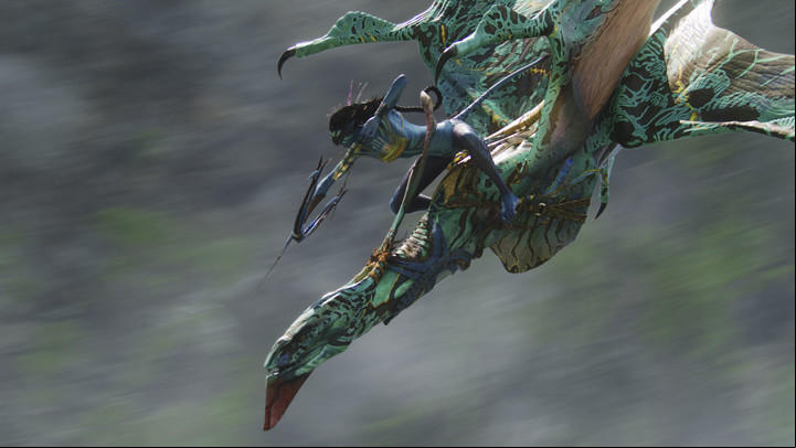 Neytiri (Zoe Saldana) cabalga en un banshee en la primera "Avatar", que reestrenó en 3D.