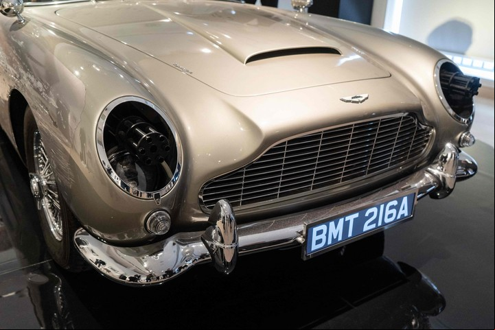 El detalle de las ametralladoras que salen de las ópticas del DB5. (AFP)