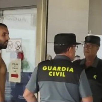 Lo citaron por exhibicionismo y fue completamente desnudo: la reacción de la policía