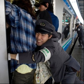 Una profesión insólita: empujador de gente en el subte