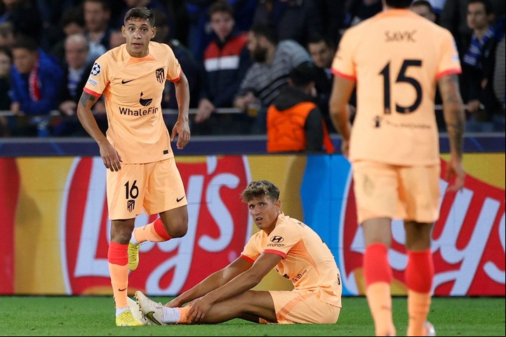 Marcos Llorente en el piso tras lesionarse en la visita a Brujas. Foto: AFP