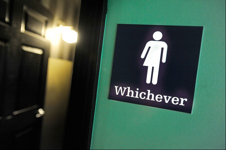 Baños para todes. Oval Park Grille restaurant en Durham, Carolina del Norte.
Foto: SARA D. DAVIS / GETTY IMAGES NORTH AMERICA / AFP)