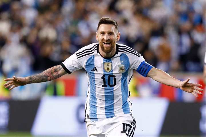 Lionel Messi celebrando un gol en la última gira argentina antes del Mundial.