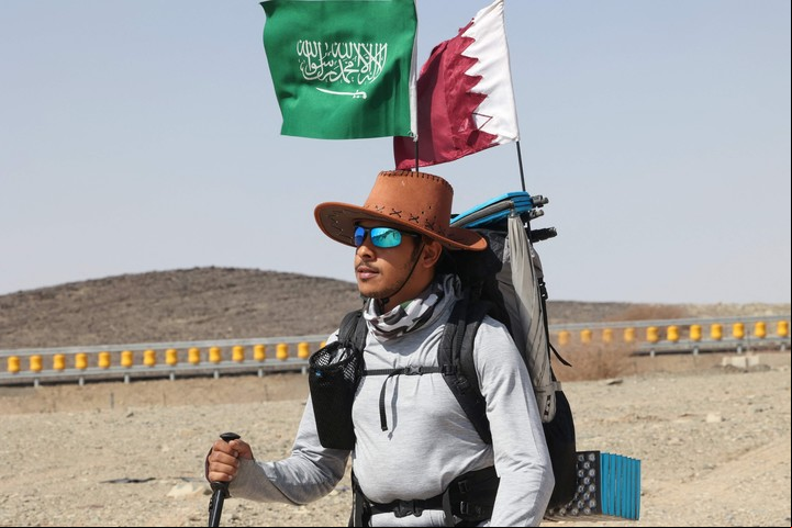 Abdalá Al-Salmi camina por el desierto hacia Qatar. Foto: AFP