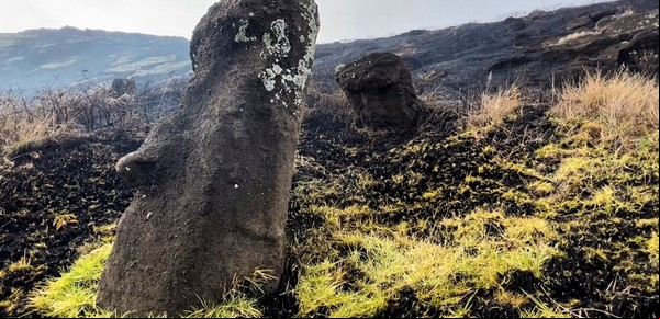 Isla de Pascua: un incendio forestal afectó a unos 80 moáis y el daño es irreparable