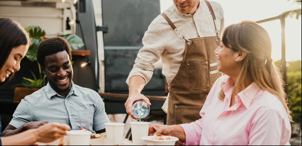 ¿Ayudás al mozo a levantar la mesa en un restaurante?: qué revela la psicología sobre este comportamiento