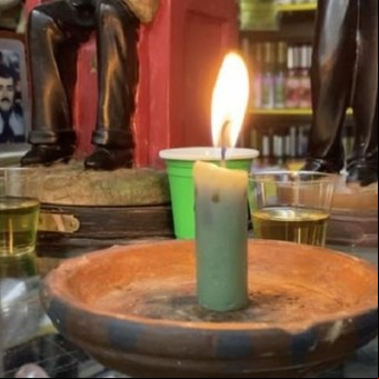 Fue a hacer una "limpieza espiritual" a una casa y se robó 30.000 dólares
