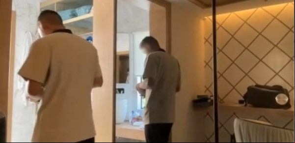 Se hospedó en un hotel y puso una cámara en su habitación: "¿Qué está haciendo el empleado?