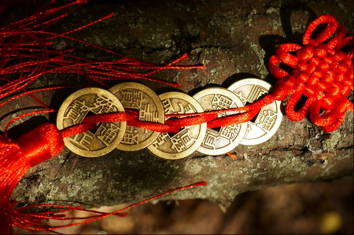 Las monedas chinas le dan la bienvenida al dinero para que nunca nos falte. Foto: Shutterstock