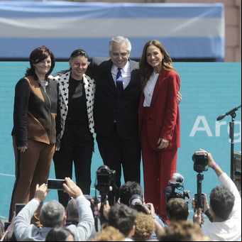 El Gobierno, encerrado en una agenda paralela y ajena a la crisis