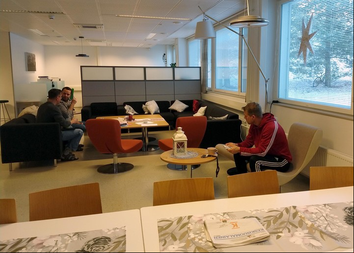 La confortable sala de profesores de la Escuela Unitaria de Mankola, en Jyväskylä, Finlandia (foto de enero de 2020).