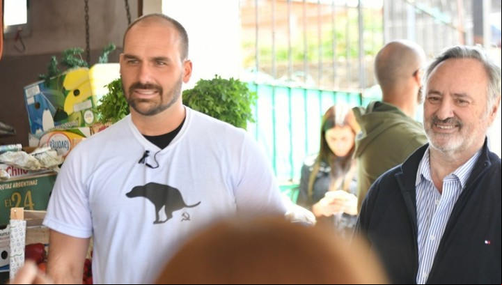 Joaquín de la Torre con el hijo de Bolsonaro en el Conurbano bonaerense.