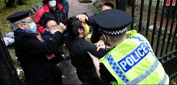 Protestaba ante un consulado chino en Inglaterra; lo arrastraron dentro y lo golpearon
