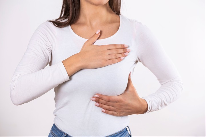 Autoexamen: se debe chequear si hay un bulto nuevo en la mama o la axila, debajo del brazo. Foto Shutterstock.