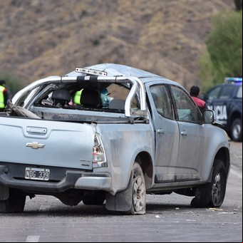 Mendoza: una chica de 19 años llevaba a 16 estudiantes en su camioneta, volcó y dos están muy graves