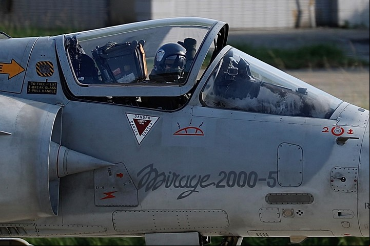 El piloto de un avión de combate Mirage 2000-5 hace una señal con el pulgar hacia arriba mientras aterriza en una base aérea en Hsinchu, Taiwán. EFE/EPA/RITCHIE B. TONGO