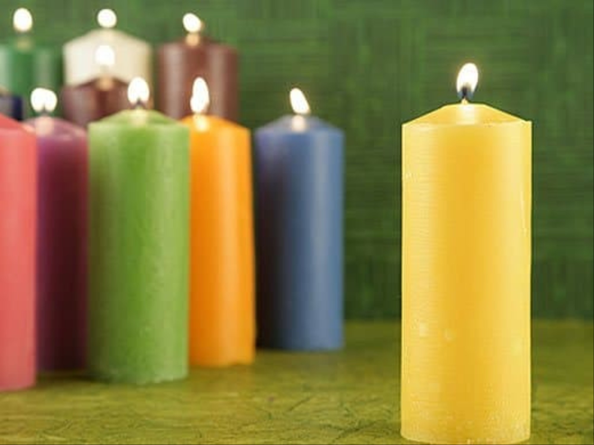 ¿Qué color de vela se utiliza para abrir caminos, según la espiritualidad?